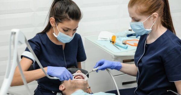 چگونه بدون مدرک دانشگاهی دستیار دندانپزشک شویم؟